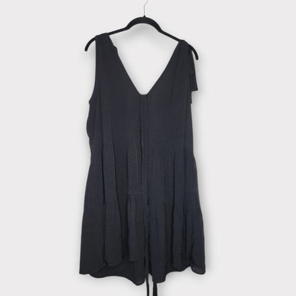 NEW Une Piece Womens Black Tiered V-Neck Mini Swing Dress 8 Flowy Fit - Picture 3 of 10